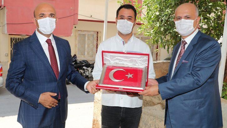 Rektör Prof. Dr. Çamsarı, 15 Temmuz gazisi Onur Can Kuş’u ziyaret etti G1