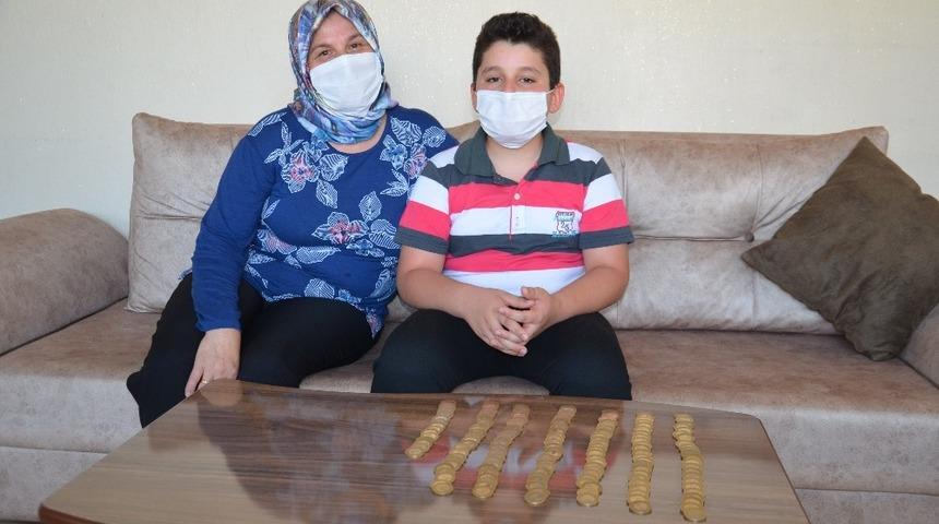 10 yaşındaki &ccedil;ocuk, tablet almak i&ccedil;in biriktirdiği parayı Mehmet&ccedil;ik Vakfı&rsquo;na bağışladı