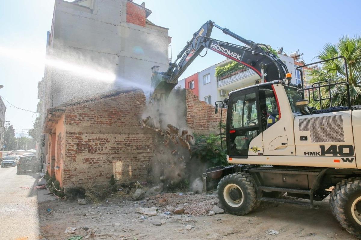 Buca&rsquo;da metruk bina yıkıldı