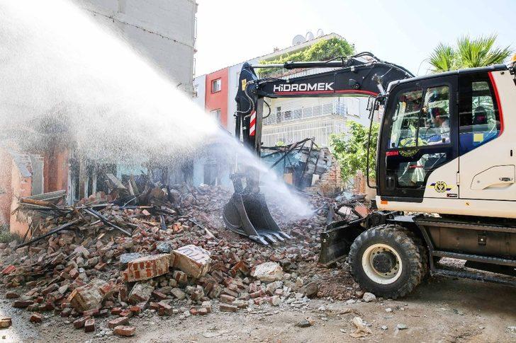 Buca’da metruk bina yıkıldı G2