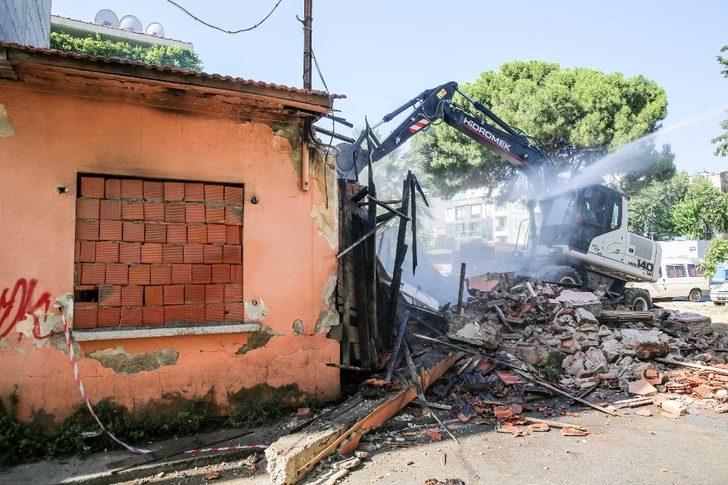 Buca’da metruk bina yıkıldı G3