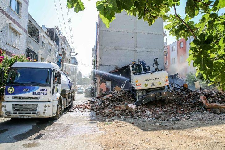 Buca’da metruk bina yıkıldı G4