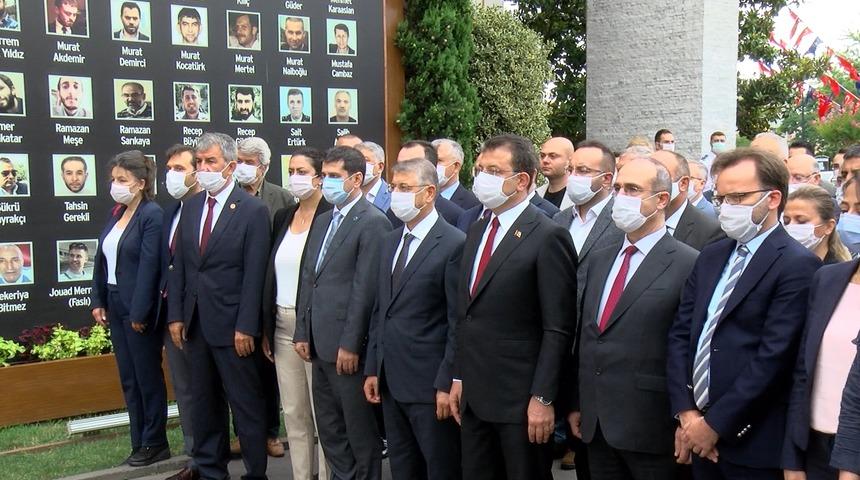 İBB &ouml;n&uuml;nde 15 Temmuz şehitleri i&ccedil;in anma t&ouml;reni d&uuml;zenlendi