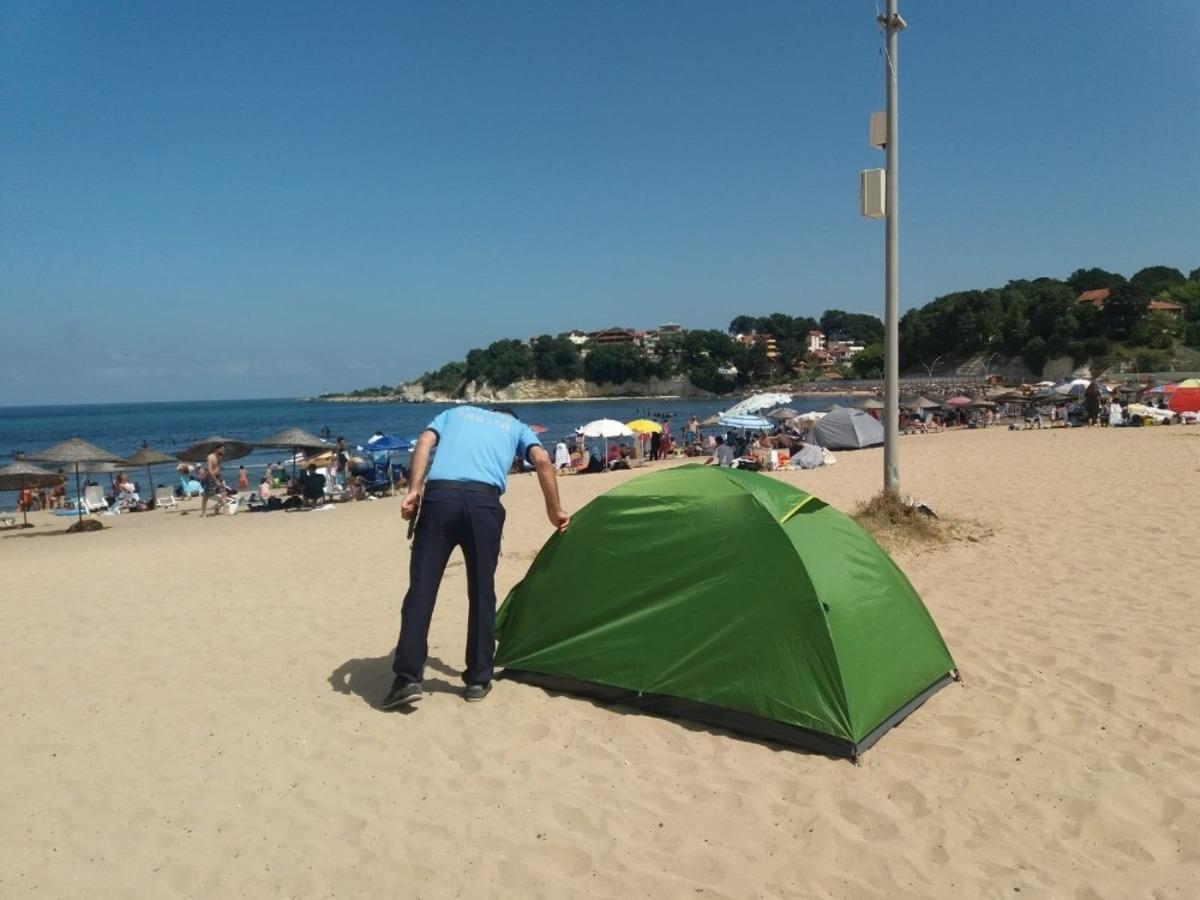 Plajlarda maske ve sosyal mesafeye dikkat