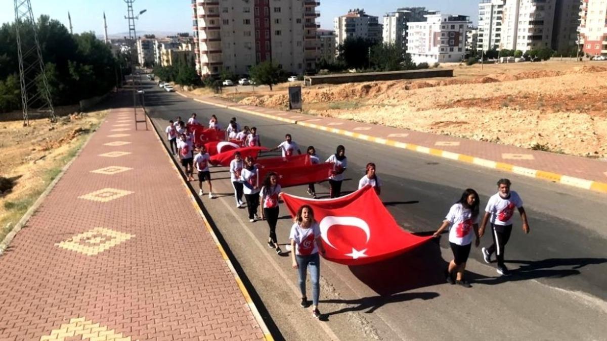 &Ouml;ğrenciler 15 Temmuz şehitleri i&ccedil;in y&uuml;r&uuml;d&uuml;
