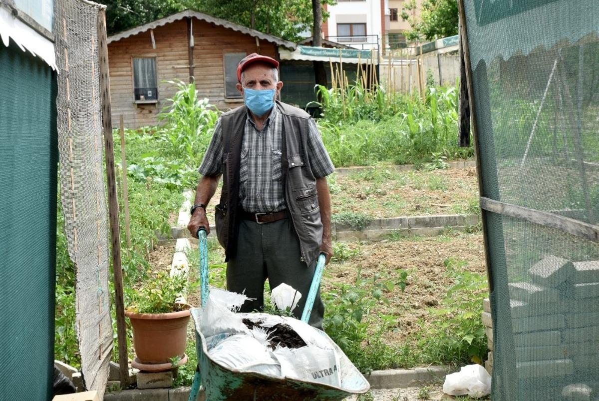 &Uuml;retmenin keyfini g&ouml;n&uuml;ll&uuml; bah&ccedil;elerinde yaşıyorlar