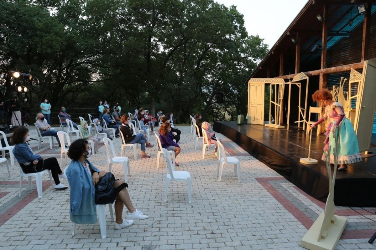 Nil&uuml;fer&rsquo;de a&ccedil;ık havada tiyatro ş&ouml;leni başlıyor