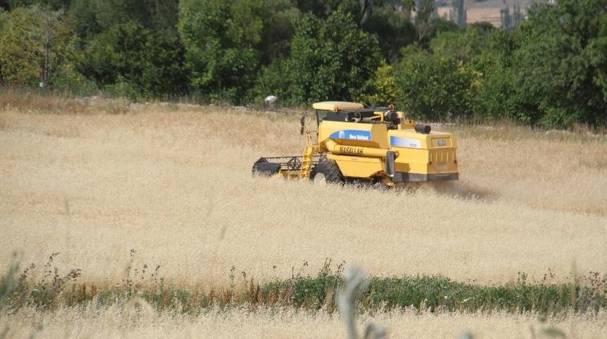Beyşehir&rsquo;de hububat tarlalarında hasat devam ediyor