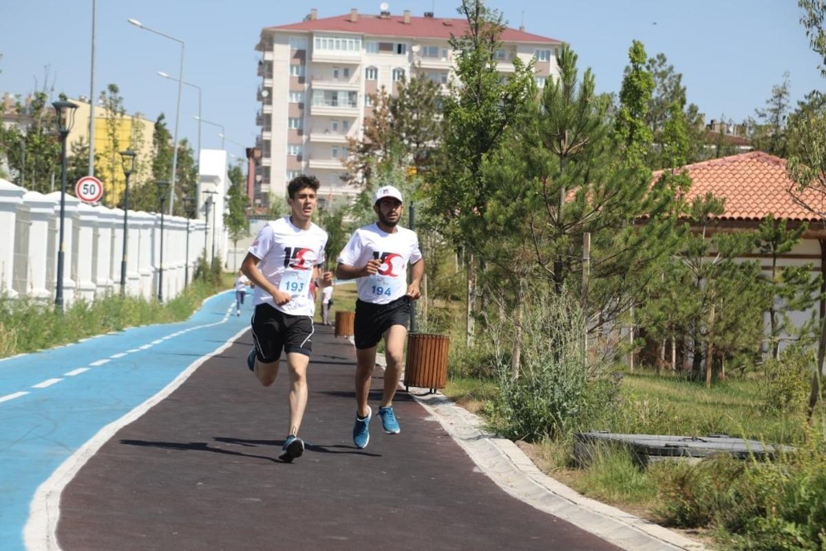 15 Temmuz Atletizm yarışmasında kıyasıya rekabet yaşandı
