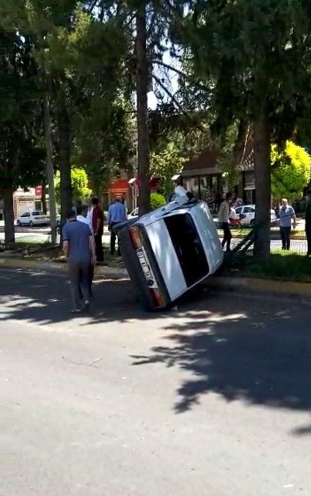 Otomobil takla atıp refüje çıktı