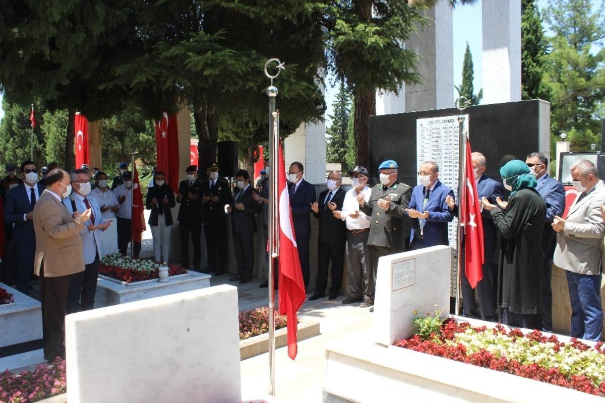 Şehitliği ziyaret eden Vali Atik, şehit aileleriyle yakından ilgilendi
