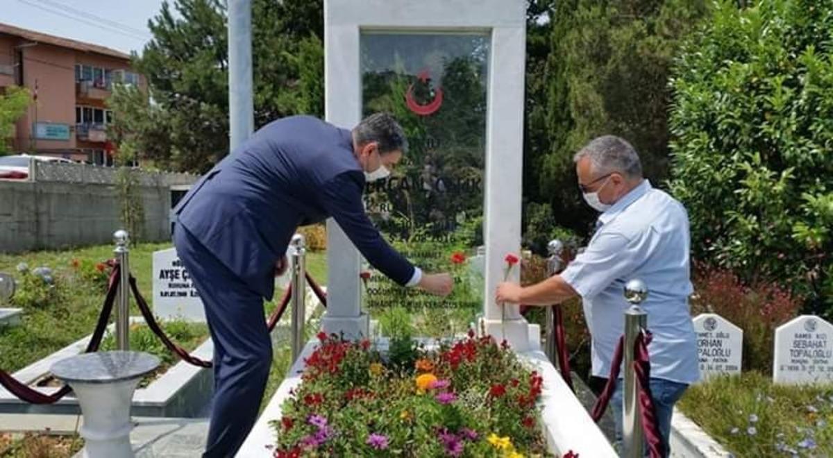 Ak&ccedil;akoca Kaymakamı &Ouml;zt&uuml;rk şehitlik ziyaretinde bulundu