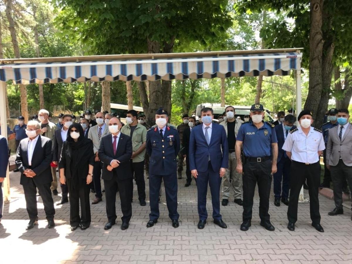 Kayseri protokol&uuml; şehitlikleri ziyaret etti