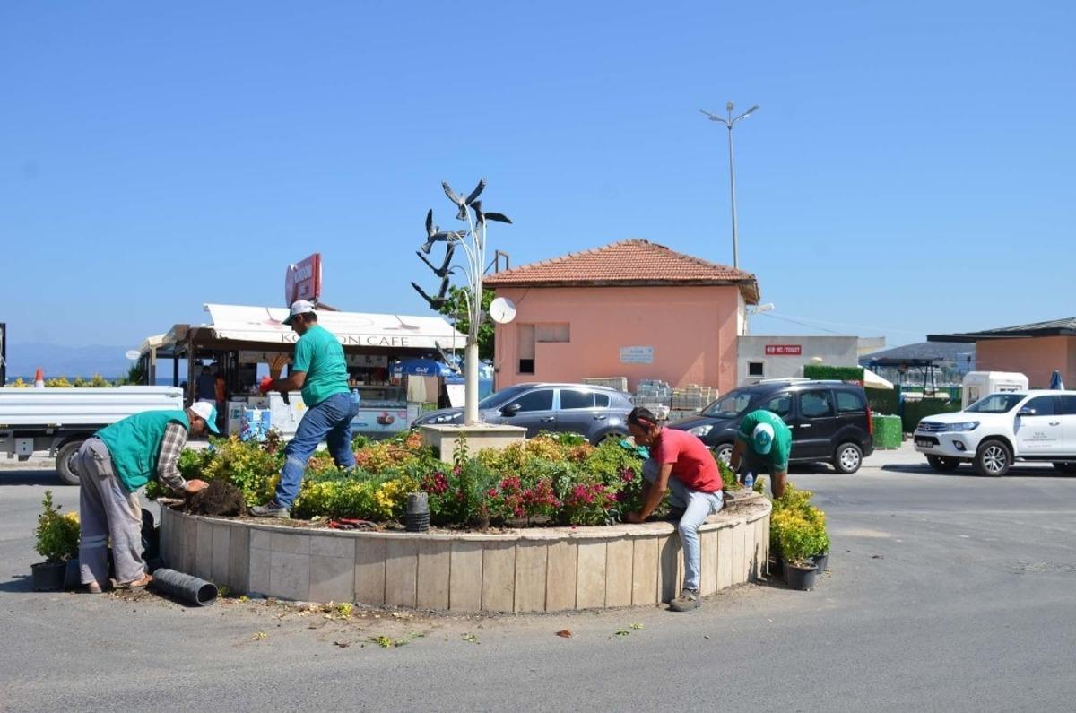 Kuşadası Belediyesi&rsquo;nin yeşil alan ve park hamlesi s&uuml;r&uuml;yor