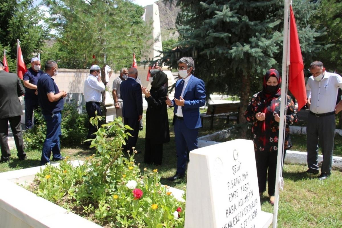 Oltu&rsquo;da şehitliği ziyaret ederek karanfil bıraktılar