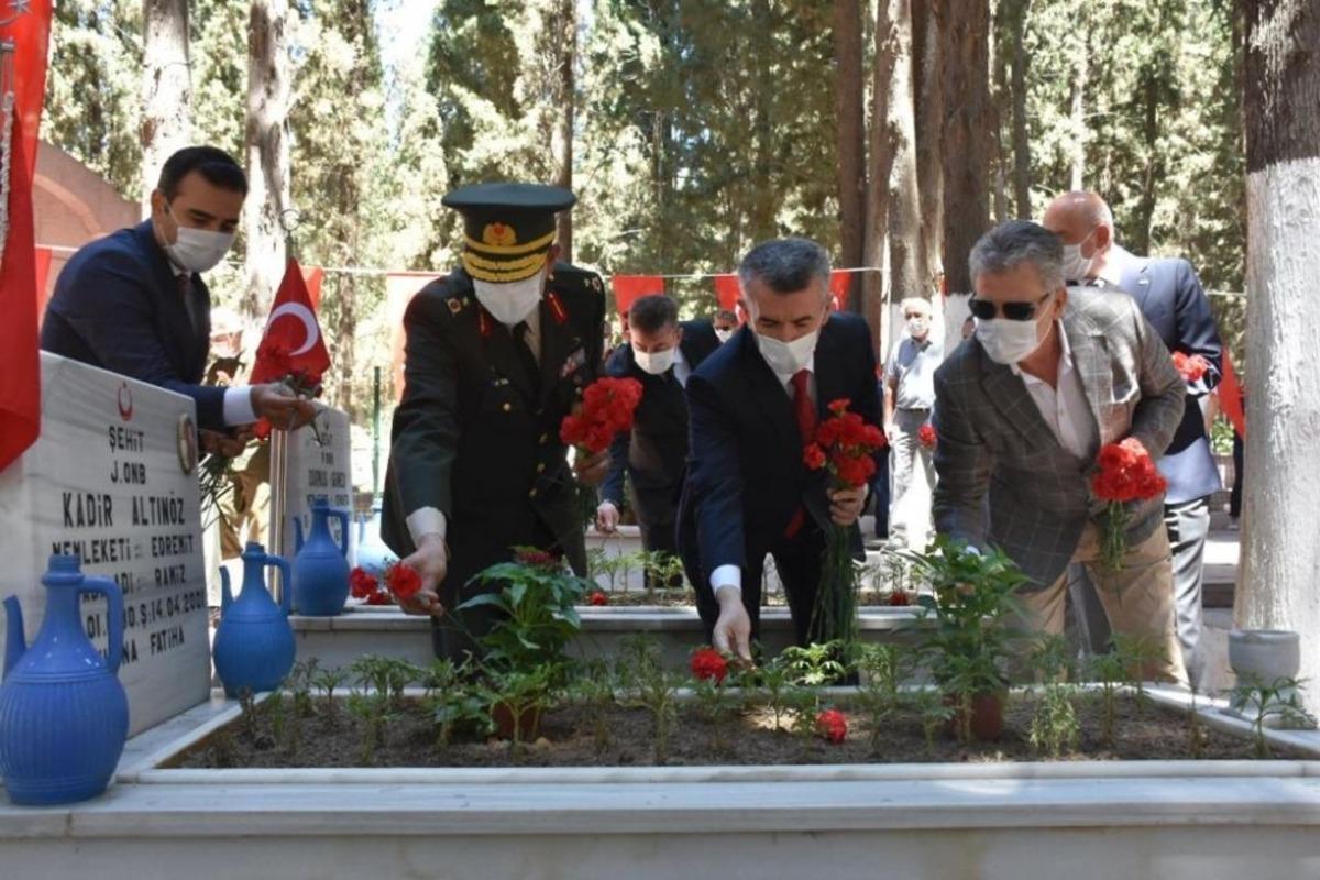 15 Temmuz Milli Birlik ve Demokrasi G&uuml;n&uuml; etkinlikleri şehitlik ziyareti ile başladı