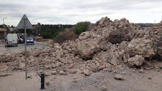 Fatih'te tarihi surların bir bölümü çöktü