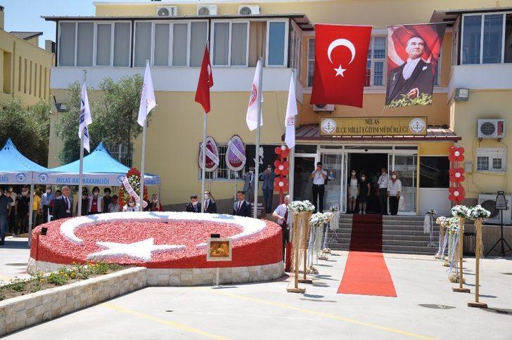 Büyük emekler sonucu tamamlanan Bayrak figürü törenle açıldı G4