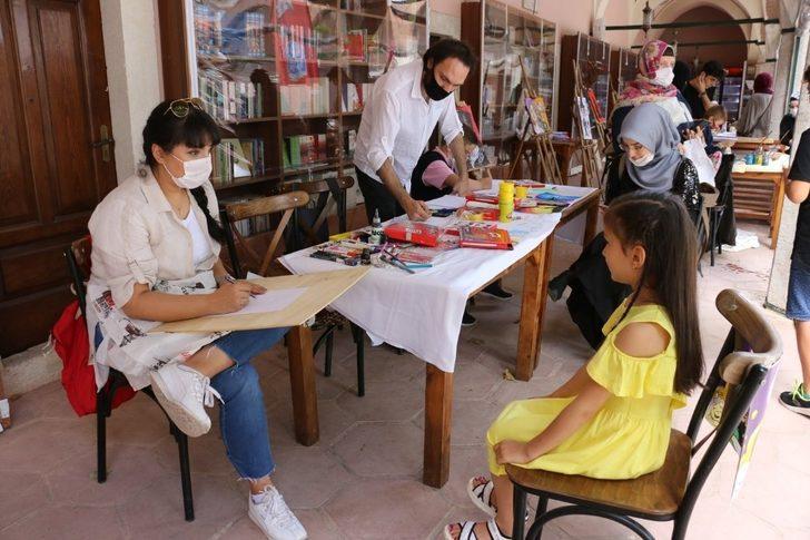 Tarihi külliyede çocuklarla renkli sanat günleri G3