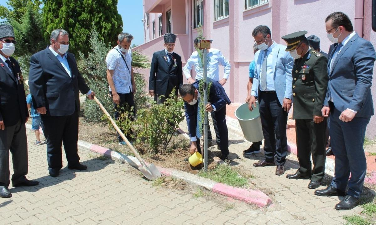 Şehitler i&ccedil;in fidan diktiler