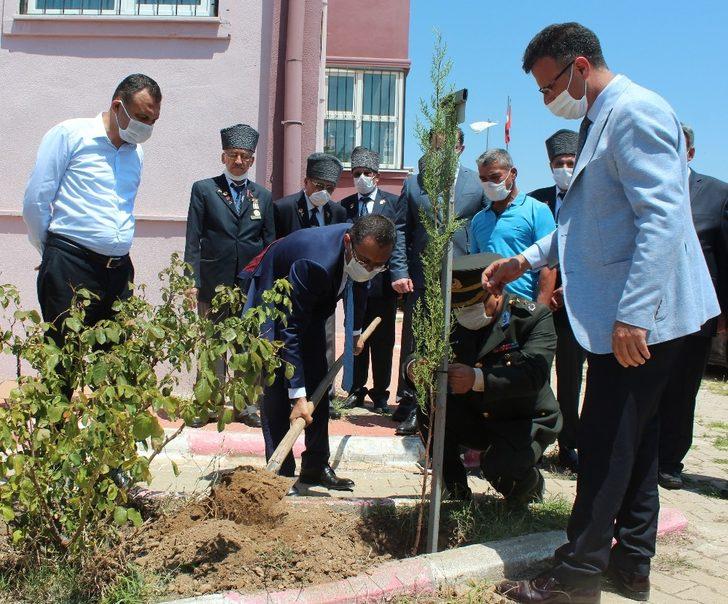 Şehitler için fidan diktiler G2