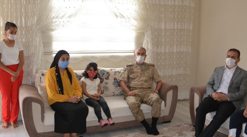 Vali Akbıyık&rsquo;tan şehit Er ailesine ziyaret