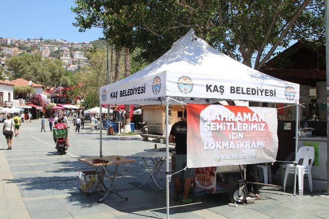 Kaş’ta demokrasi şehitleri için lokma dağıtıldı