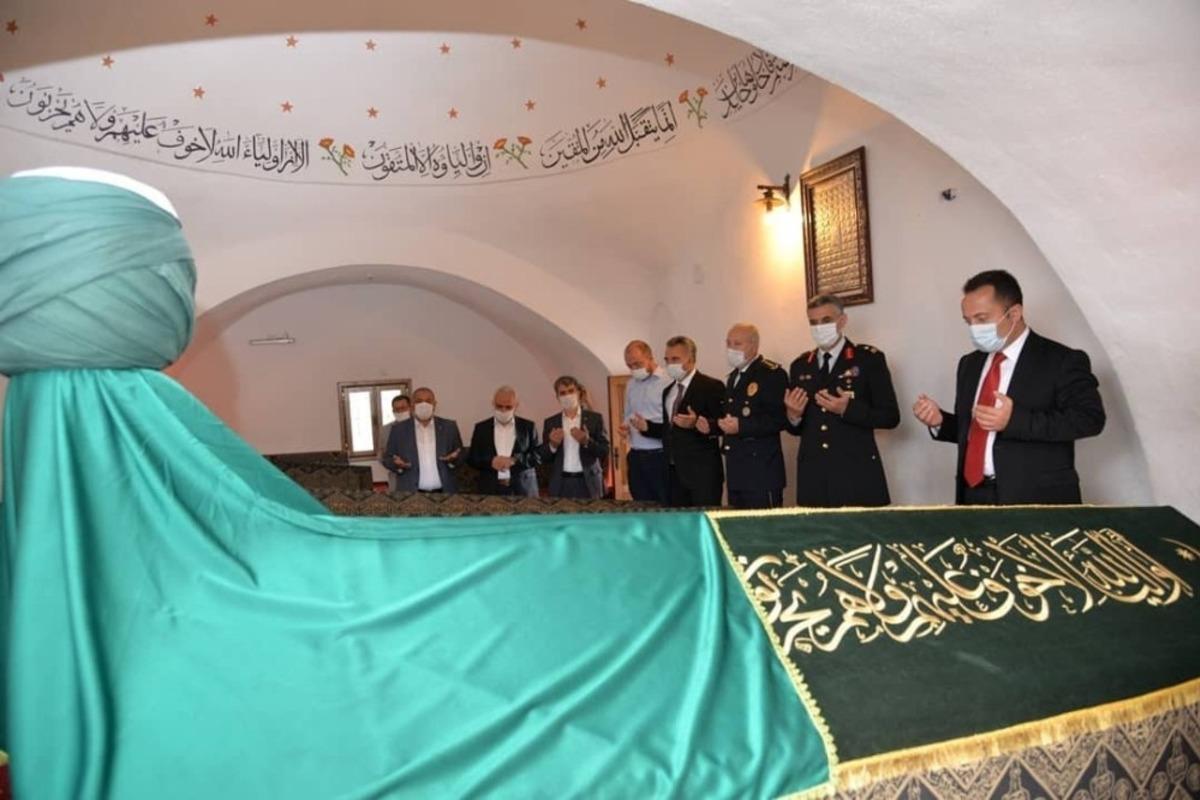 15 Temmuz Demokrasi ve Milli Birlik G&uuml;n&uuml;&rsquo;nde Şeyh Edebali T&uuml;rbesi ziyaret edildi