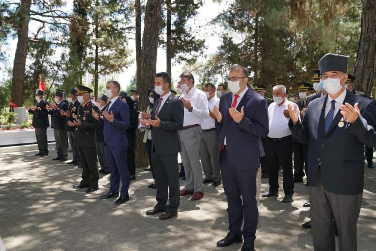 15 Temmuz Şehitleri &Ccedil;orlu Şehitliğinde anıldı
