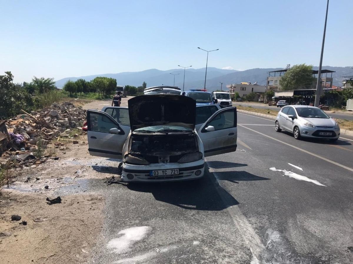 Otomobil seyir halindeyken alev aldı