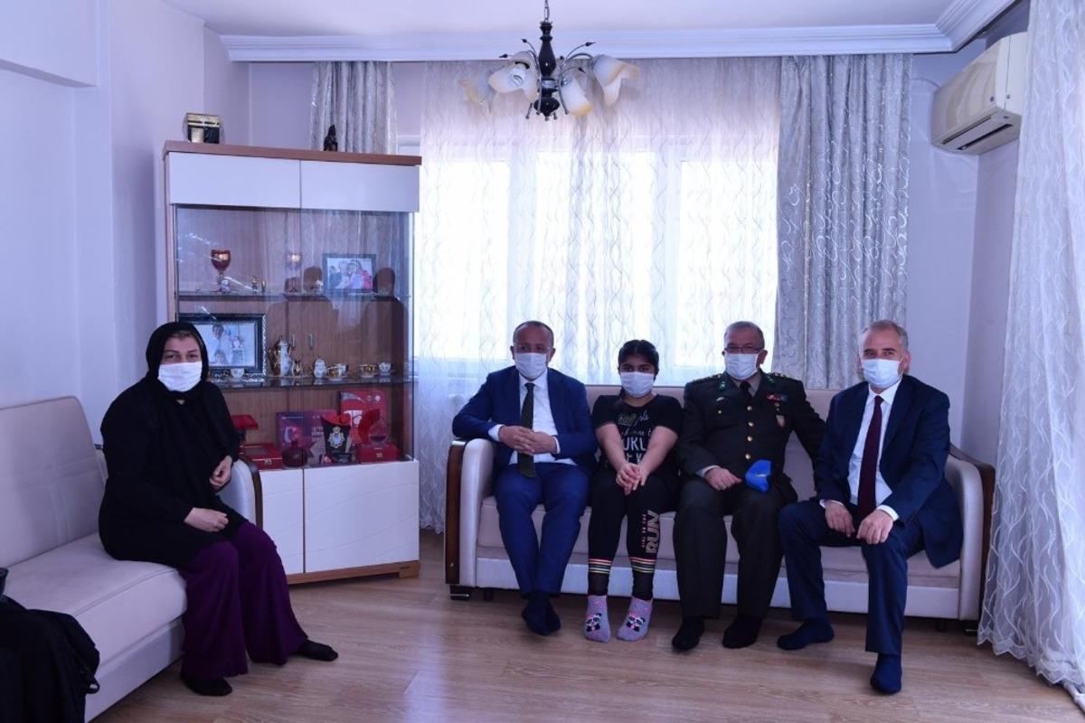 Denizli protokol&uuml;nden 15 Temmuz şehidinin ailesine ziyaret