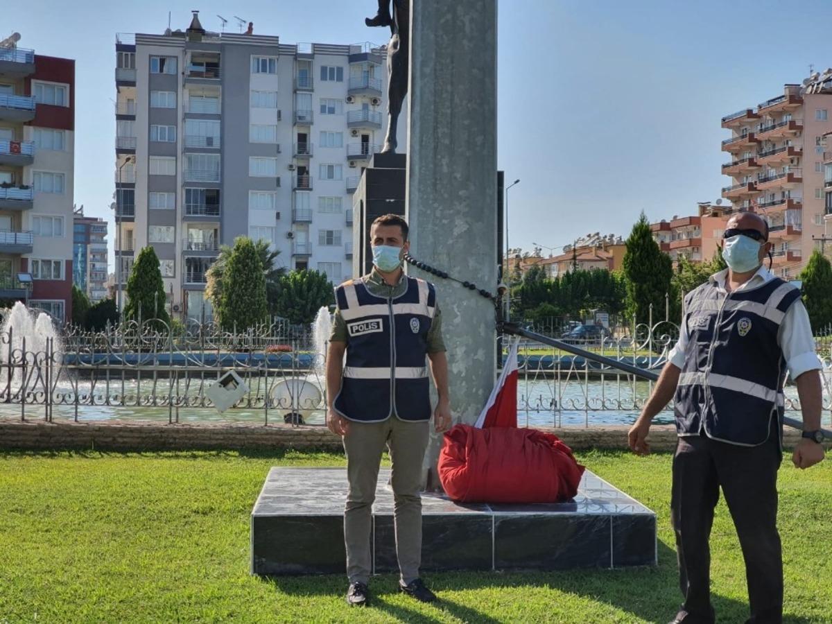 Ekipler, fırtınada yere d&uuml;şen bayrak i&ccedil;in seferber oldu
