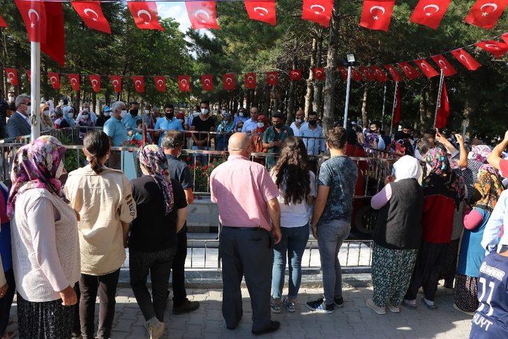 Şehit Astsubay Ömer Halisdemir mezarı başında anıldı G3