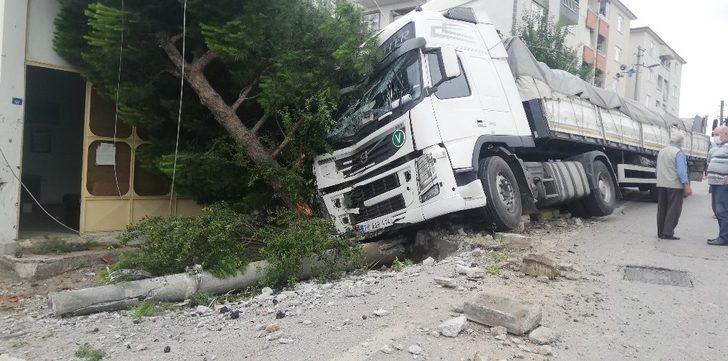 Kontrolden çıkan tır, elektrik direğini yerinden kopardı G1