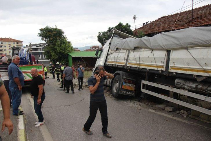 Kontrolden çıkan tır, elektrik direğini yerinden kopardı G2