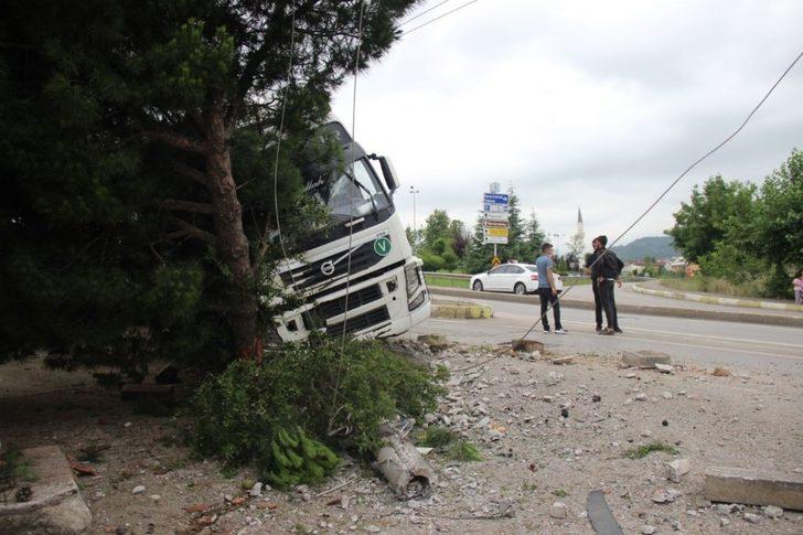Kontrolden çıkan tır, elektrik direğini yerinden kopardı G4