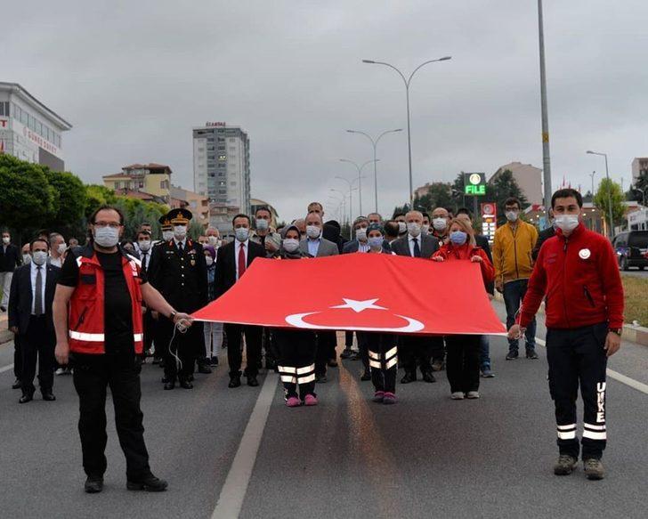 15 Temmuz Şehitler Anıtı’na karanfil bırakıldı G2