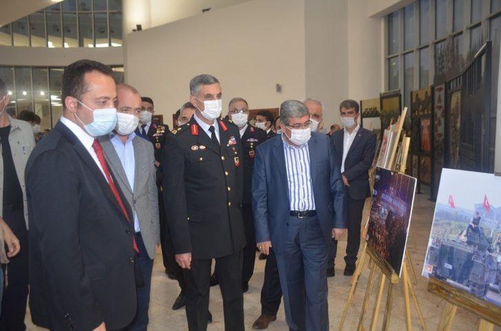 15 Temmuz Şehitler Anıtı’na karanfil bırakıldı G3