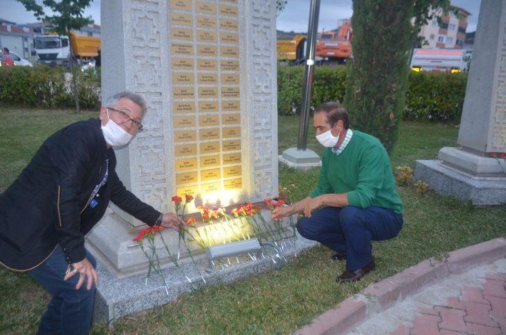 15 Temmuz Şehitler Anıtı’na karanfil bırakıldı G4