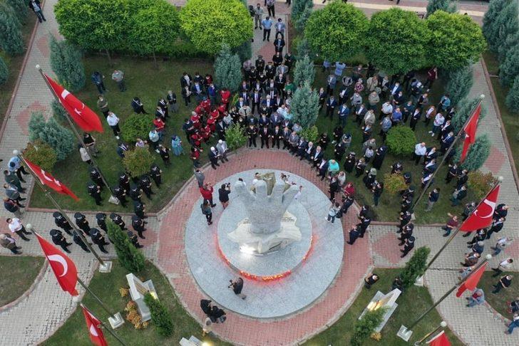 15 Temmuz Şehitler Anıtı’na karanfil bırakıldı G5