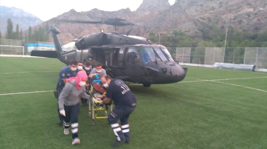 Yaralı dağcı, askeri helikopterle kurtarıldı