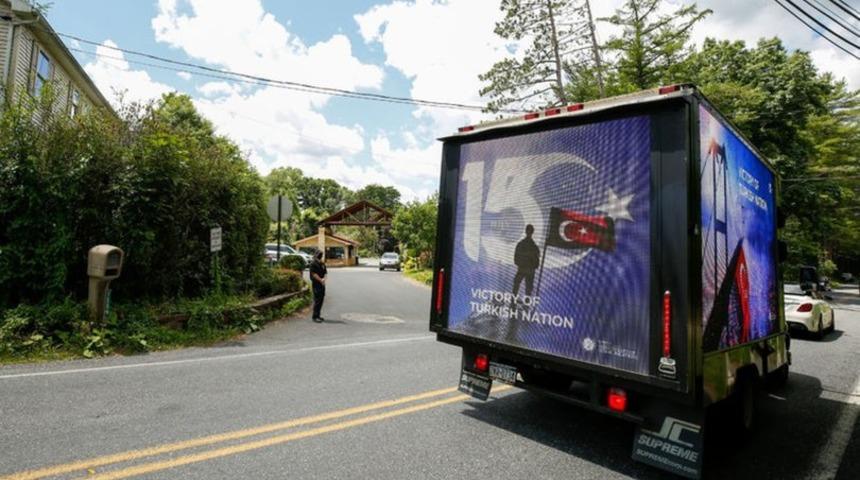 FET&Ouml; elebaşı G&uuml;len'in Pensilvanya'daki evinin &ouml;n&uuml;nde protesto