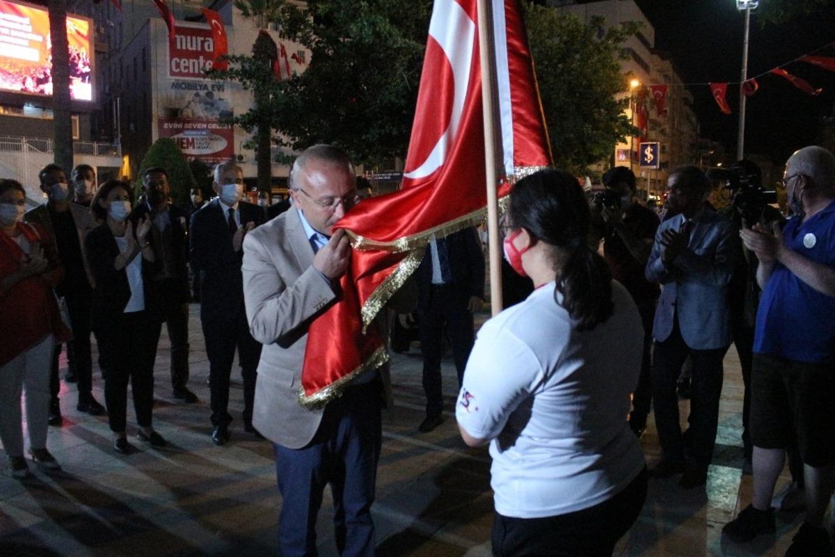 Milli sporcular, 15 Temmuz&rsquo;da Denizli sancağını elden ele taşıdı