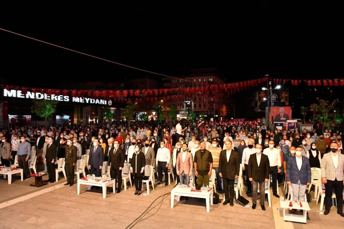 Mustakemalpaşa 15 Temmuz da yine tek y&uuml;rek oldu