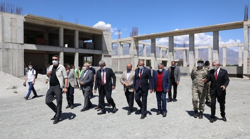Vali Makas, Terzibaba K&uuml;lliyesi inşaat alanında incelemelerde bulundu