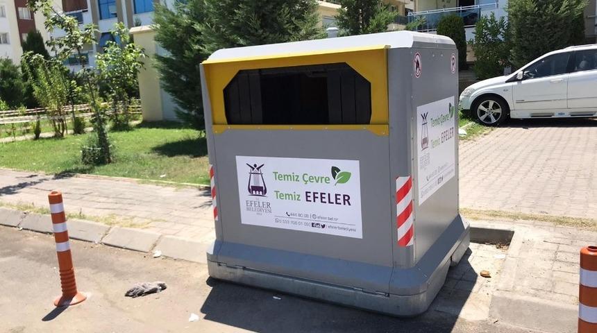 Efeler&rsquo;de yenilenen &ccedil;&ouml;p kontenerlerine zarar verildi