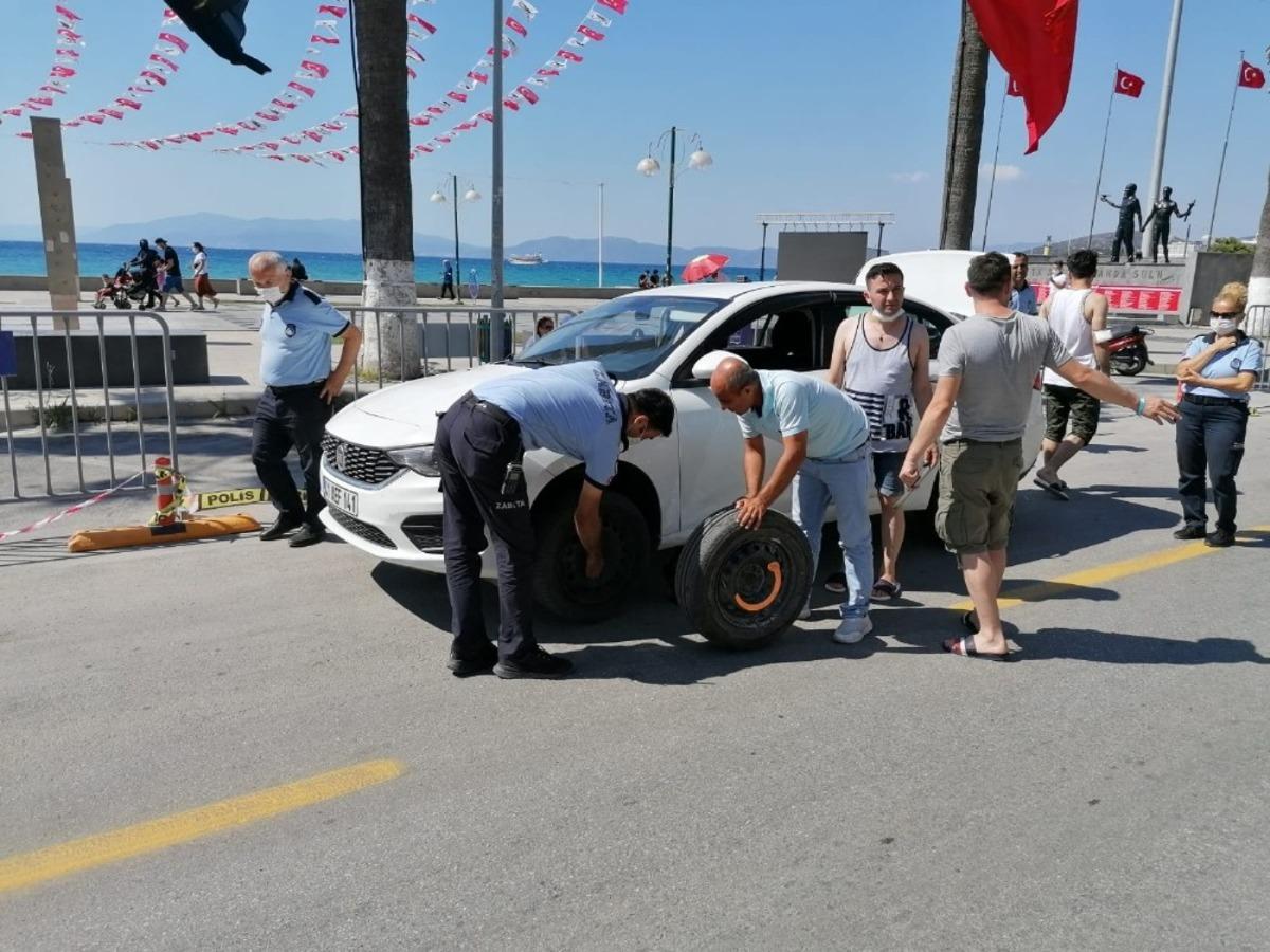 Lastiği patlayan bayan tatilcinin yardımına zabıta ekipleri koştu