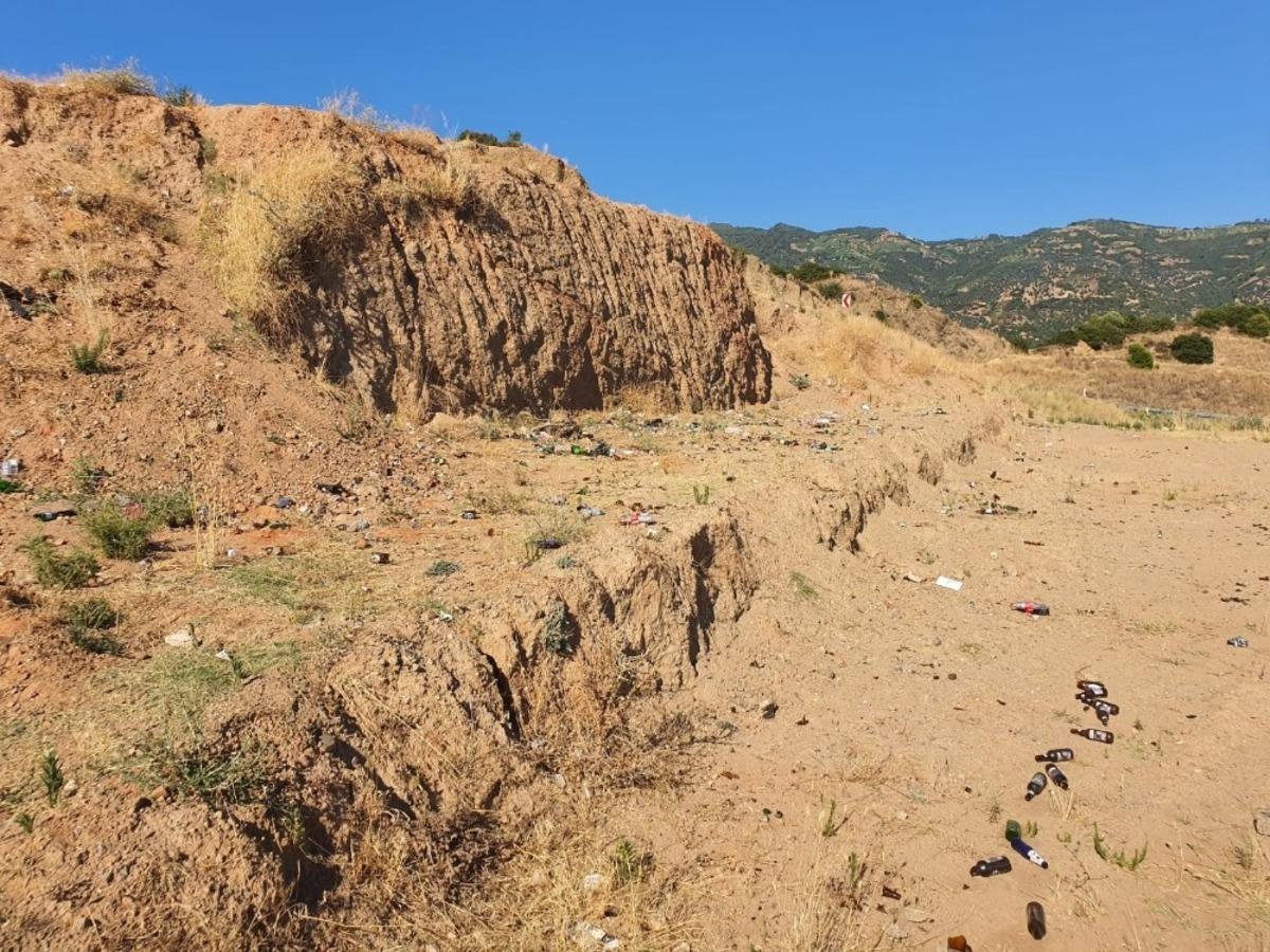 Duyarsız vatandaşların bıraktığı &ccedil;&ouml;pler tehlike sa&ccedil;ıyor