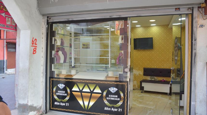 Kuyumcunun önce evine, sonra iş yerine girdiler