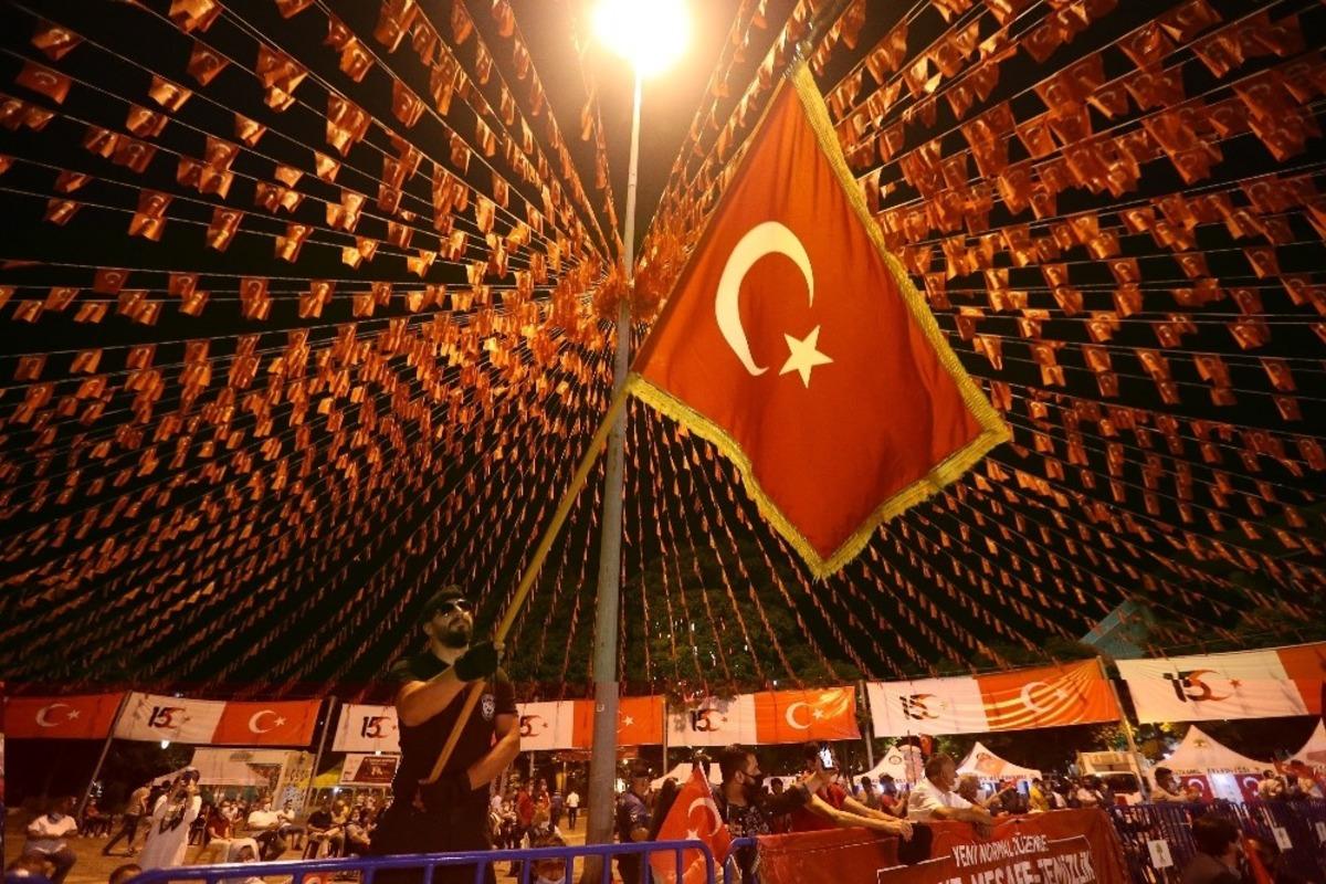 Gazi şehir tek y&uuml;rek 15 Temmuz şehitlerini andı